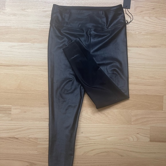 Noli yoga liquid leggings. New with tags. Size L. Black (shiny). - Picture 3 of 5